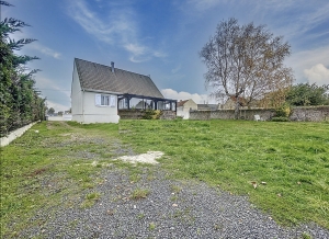 Detached House with Garden by the Coast