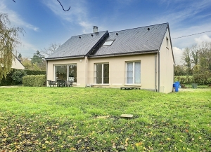 Modern Detached House with Garden