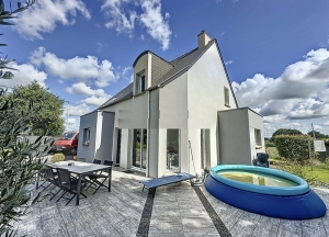 Contemporary Detached House Close to the Coast