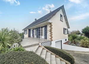 Detached House with Garden by the Coast