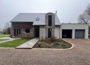 Contemporary Detached House with Garden