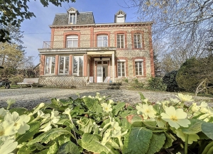 Manor House Style Property with Outbuildings