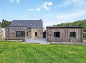 Contemporary Detached House in Landscaped Garden