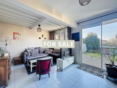 Detached House with Garden in Heart of Town