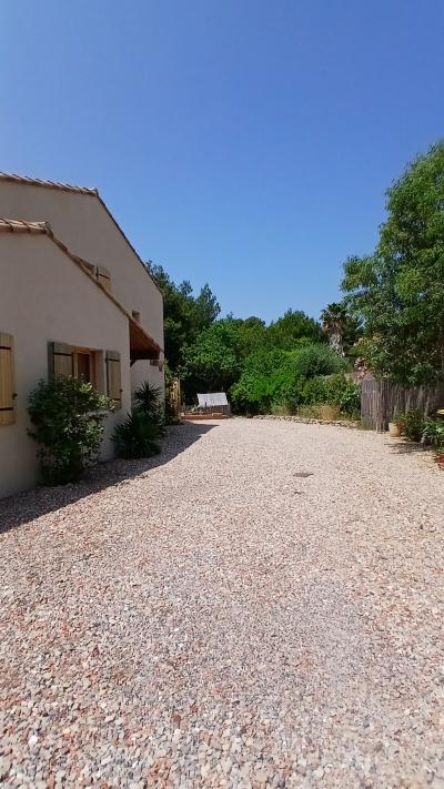 Elegant And Charming Villa With Landscaped Garden
