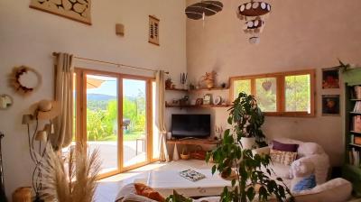 Elegant And Charming Villa With Landscaped Garden
