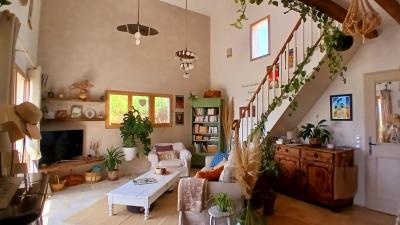 Elegant And Charming Villa With Landscaped Garden