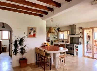 Elegant And Charming Villa With Landscaped Garden