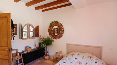 Elegant And Charming Villa With Landscaped Garden