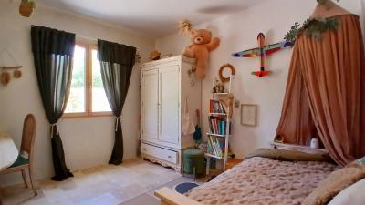 Elegant And Charming Villa With Landscaped Garden