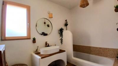 Elegant And Charming Villa With Landscaped Garden