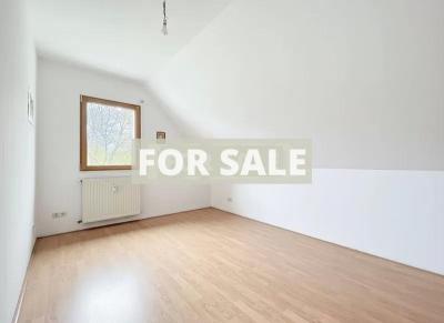 Detached House with Garden Close to the Coast