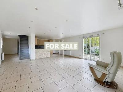 Modern Property in Lovely Coastal Setting