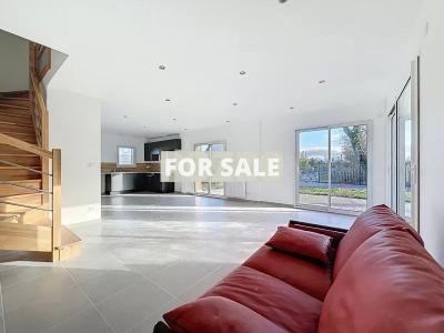 Detached House with Garden by the Coast