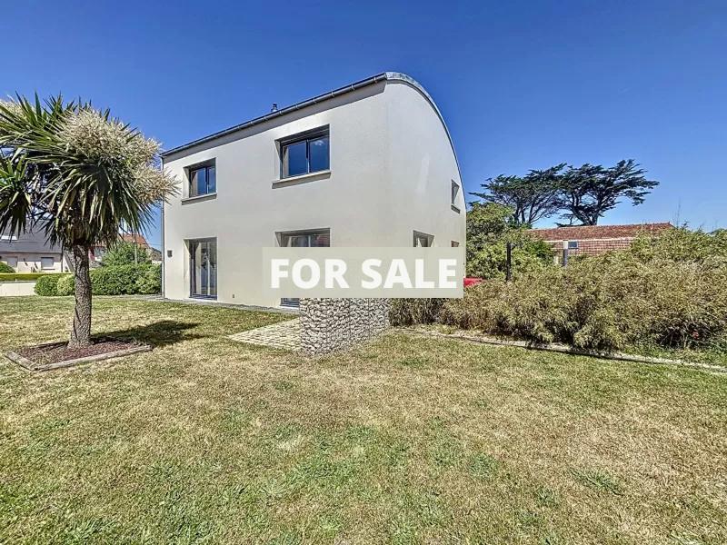 Detached Country House with Swimming Pool