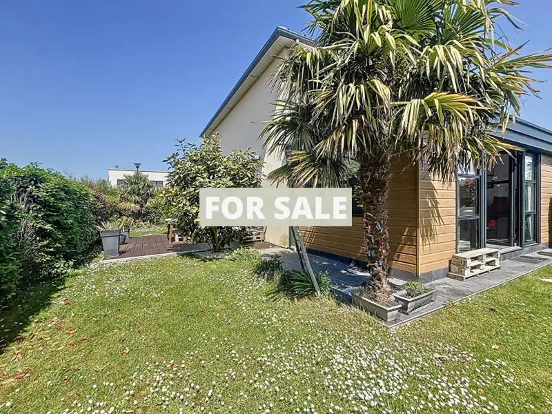 Contemporary Detached House with Garden
