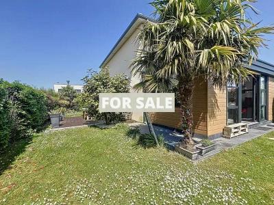Contemporary Detached House with Garden