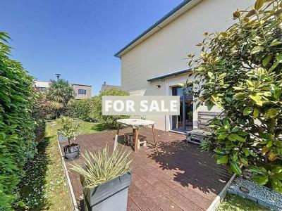 Contemporary Detached House with Garden