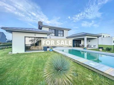Contemporary Detached House with Swimming Pool