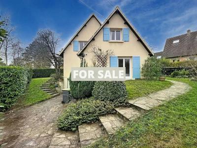 Pretty Detached House with Landscaped Garden