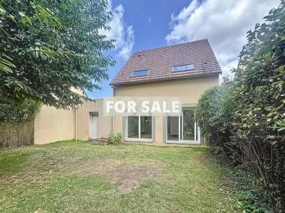 Modern Detached House with Garden
