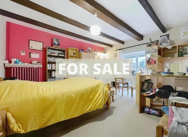 Detached House With Garden And Outbuilding