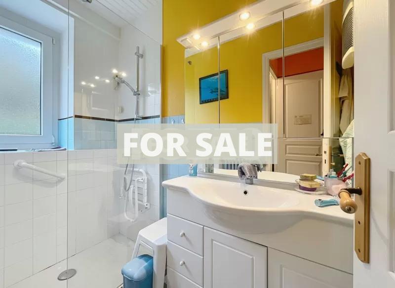 Detached House With Garden And Outbuilding