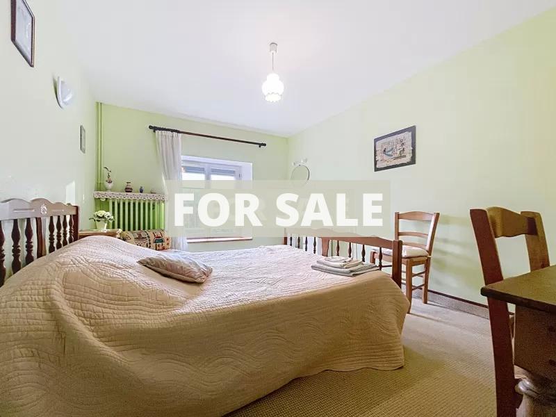 Detached House With Garden And Outbuilding