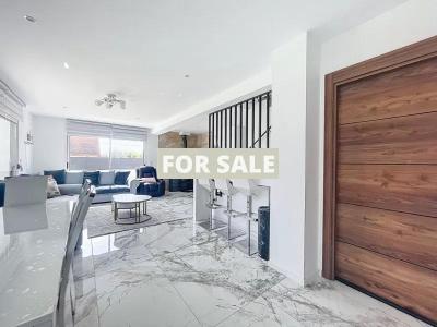 Contemporary Detached House with Garden