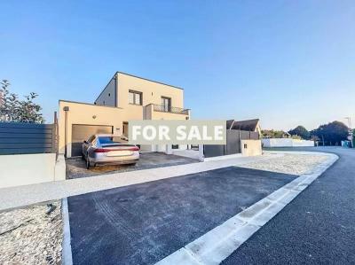 Contemporary Detached House with Garden