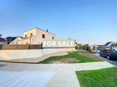 Contemporary Detached House with Garden