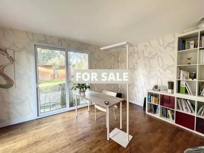 Detached House with Garden and Office