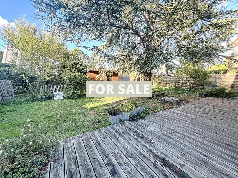 Detached House with Garden and Office