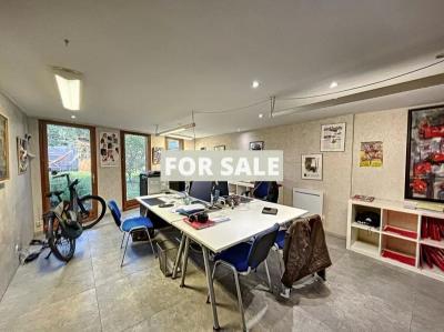 Detached House with Garden and Office