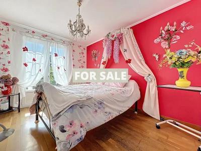 Detached Country House with Landscaped Garden