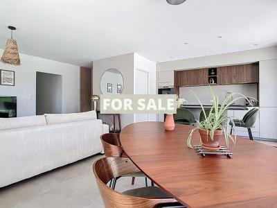 Contemporary Detached House with Garden