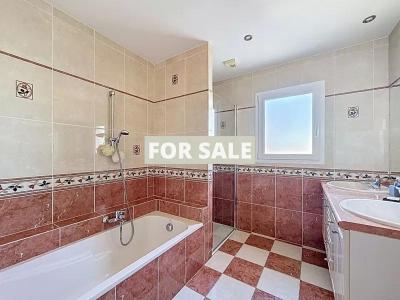 Modern Detached House with Garden