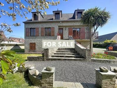 Detached House with Garden by the Coast