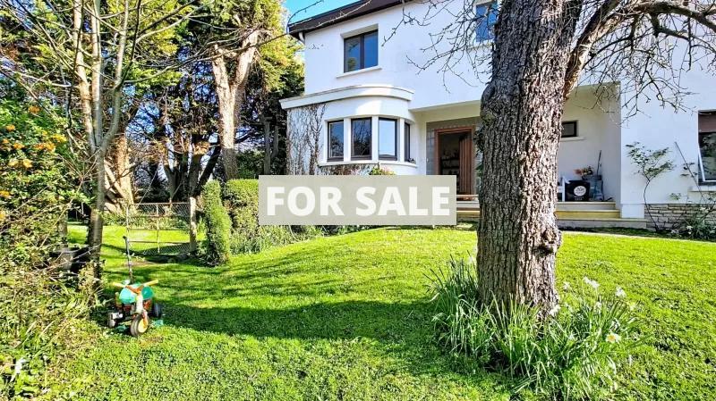 Contemporary House in Coastal Location