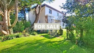 Contemporary House in Coastal Location