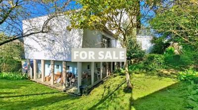 Contemporary House in Coastal Location