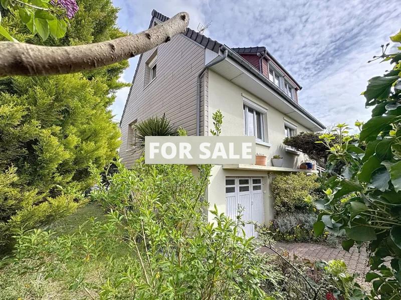 Detached House with Garden by the Coast