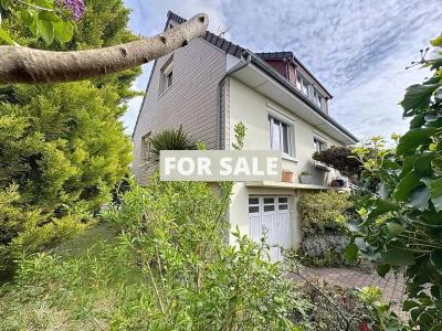 Detached House with Garden by the Coast