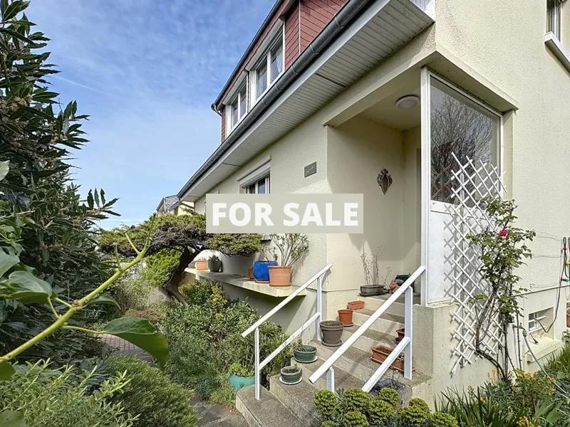 Detached House with Garden by the Coast