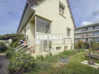 Detached House with Garden by the Coast