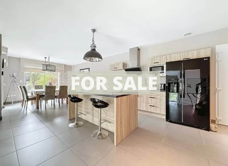 Contemporary Detached House with Landscaped Garden