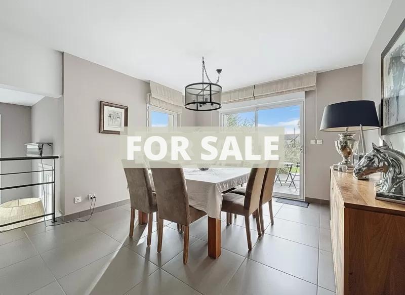 Contemporary Detached House with Landscaped Garden