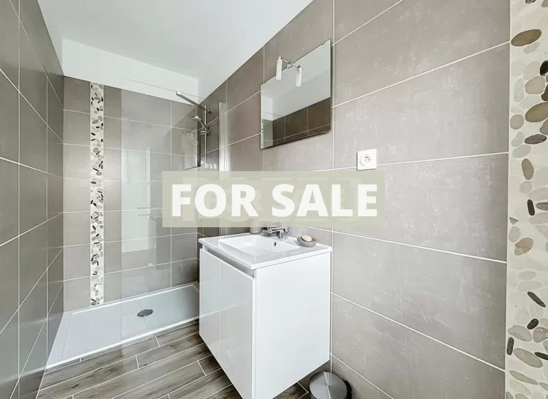 Contemporary Detached House with Landscaped Garden