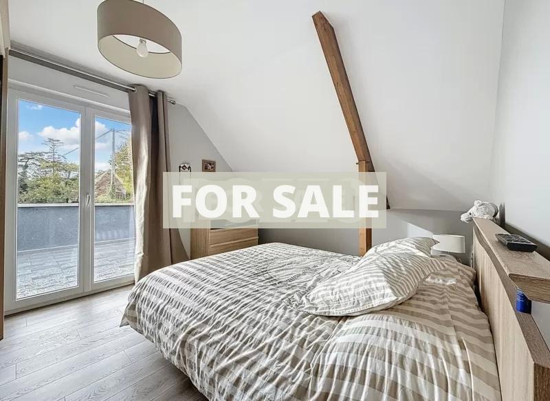 Contemporary Detached House with Landscaped Garden