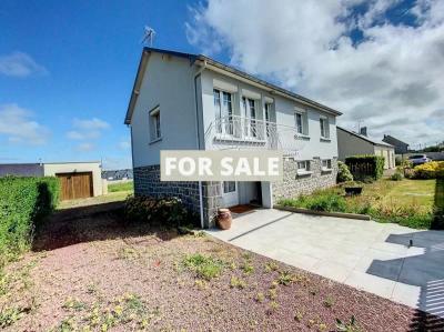 Detached House with Garden Close to the Coast